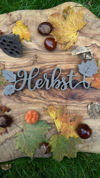 3D-gedruckter Herbst-Schriftzug aus Holzfaser, natürliche Wohn- und Wanddekoration.