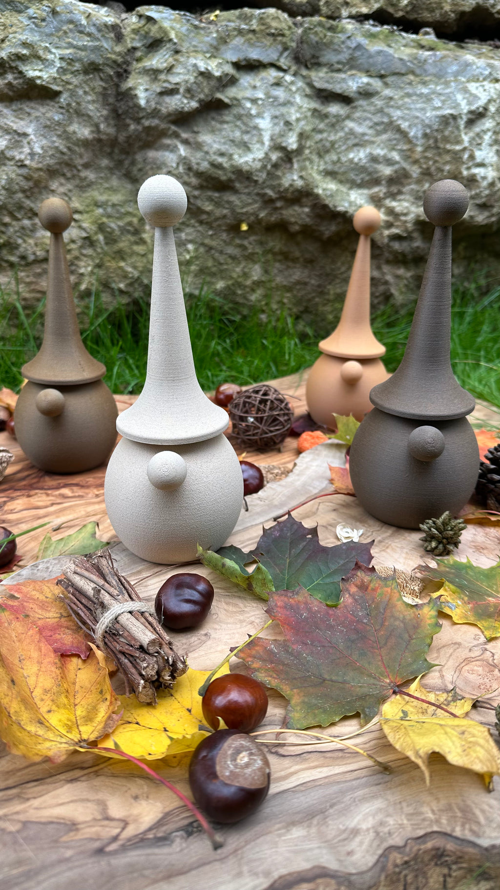 Gnom-Familie aus Holzfaser, 3D-gedruckte Herbstdekoration von deeKORE.